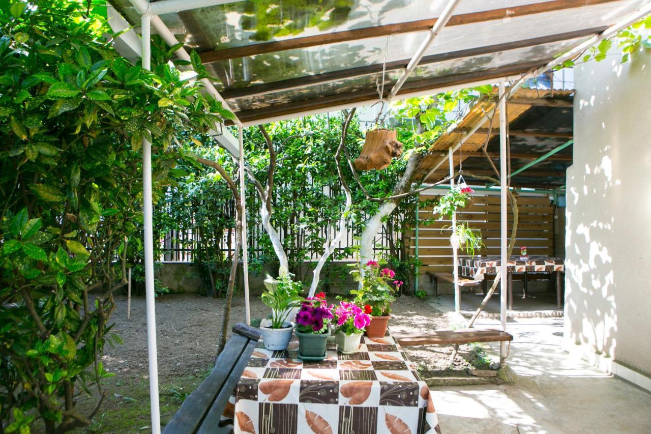 Guest House Lavr Gagra Bagian luar foto