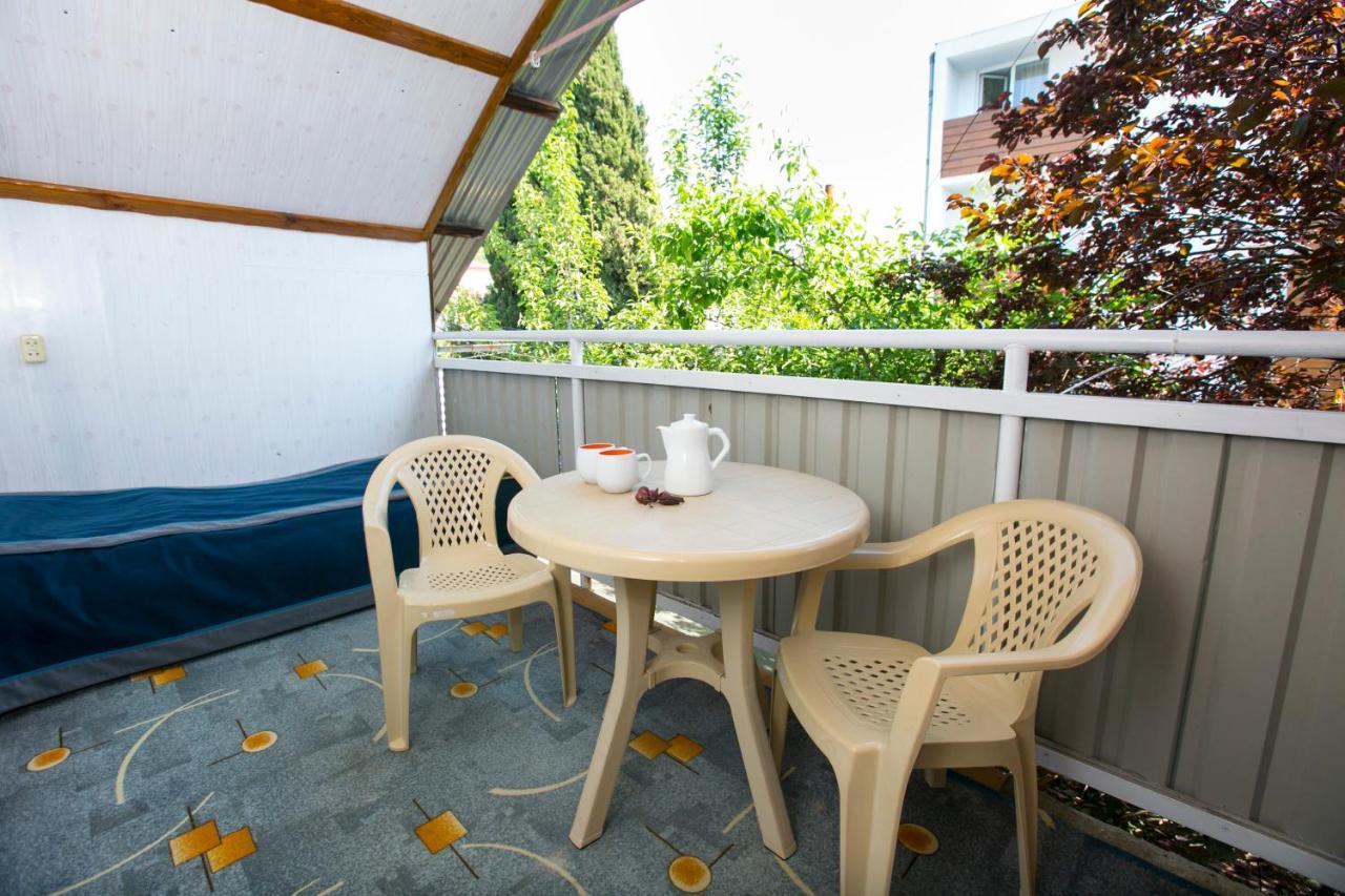 Guest House Lavr Gagra Bagian luar foto